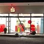 Das Portal der Bank wurde demoliert