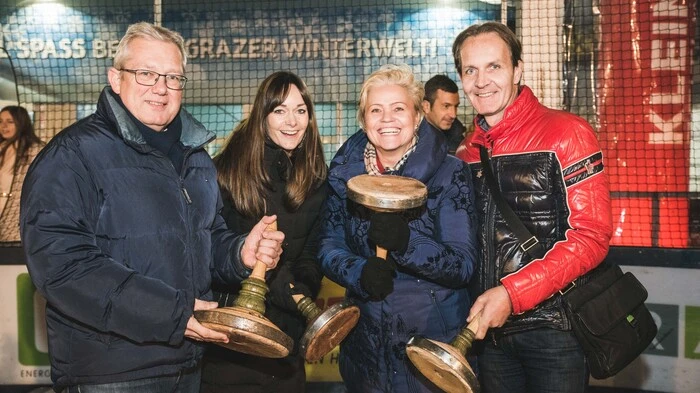 Kleine-Zeitung-Geschäftsführer Thomas Spann begrüßte am Donnestag rund vierzig Gäste aus Wirtschaft, Politik und Sport bei der Eisstocktrophy am Karmeliterplatz.
