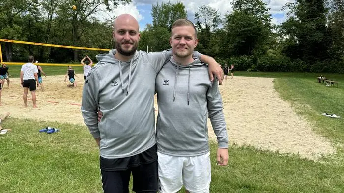 Ihre Dienststellen haben mehr als 60 Polizistinnen und Polizisten aus dem Bezirk Leoben und Gäste aus dem Murtal Donnerstag gegen die beiden Beachvolleyballplätze im Asia Spa Leoben getauscht. Der Polizist Dominik Seiss hat gemeinsam mit seinem Kollegen Christoph Hubmann das Turnier organisiert. 