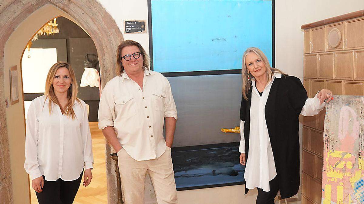 Künstlerin Anna Zora mit den Galeristen Jens und Tatjana August