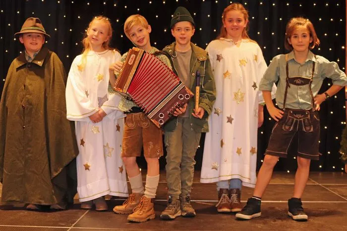 und Schulchorleiterin Margit Rothleitner und Krippenspielleiterin Andrea Christöffel.