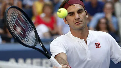 Roger Federer lässt den Ball nie aus den Augen - und steht bei den US Open im Achtelfinale