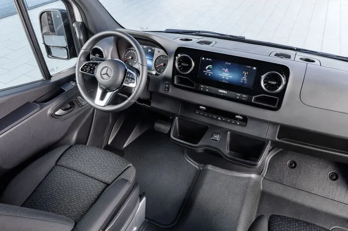Den Sprinter gibt es auch mit Allradantrieb, optional kann man auch eine Getriebeuntersetzung bestellen. Erstmals ist auch für den Sprinter mit Allradantrieb das 7-Gang-Automatikgetriebe optional erhältlich.