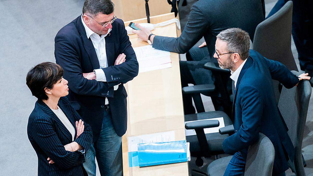 Für SPÖ-Chefin Pamela Rendi Wagner und FPÖ-Chef Herbert Kickl hat sich die Korruptions-Affäre rund um die ÖVP gelohnt: Beide Parteien fahren in Umfragen nach oben, die ÖVP verliert.