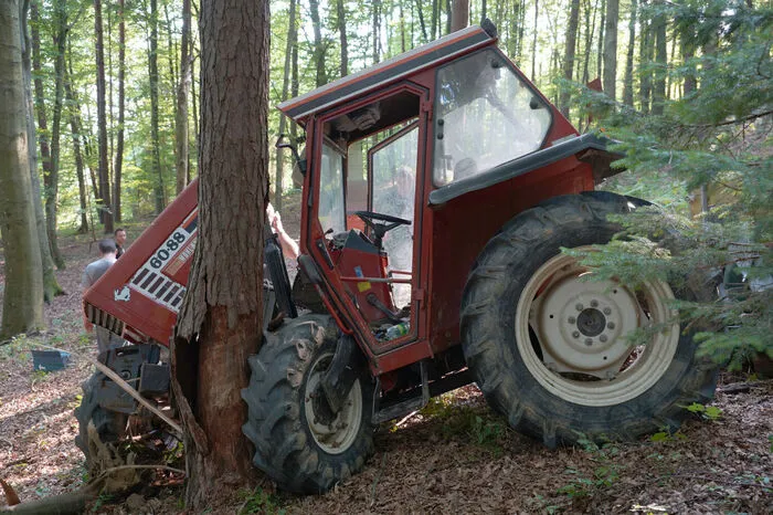 Drei Stunden stand die Feuerwehr Breitenbuch im Einsatz, um einen Traktor zu bergen. Das Gefährt war ins Rollen gekommen und gegen einen Baum gekracht. Mehr dazu.