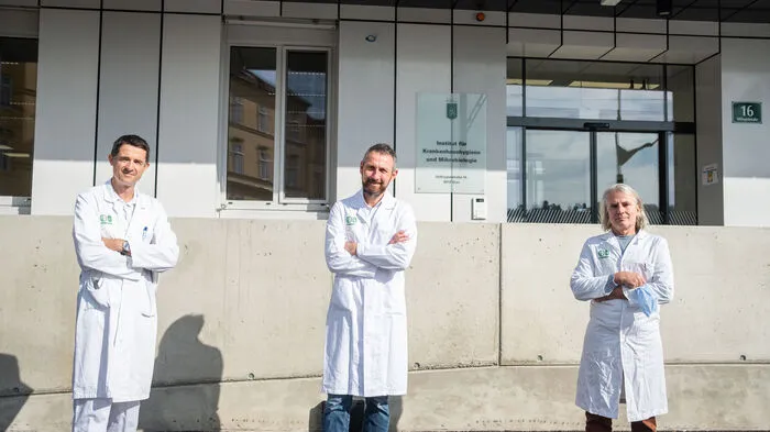 Georg Steindl, Klaus Vander und Bernhard Haas vor dem neuen Gebäude des Instituts für Krankenhaushygiene und Mikrobiologie.