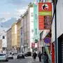 Eine Spritpreisanzeige in einer Einkaufsstraße  | Quer durch Österreich stöhnt man ob der hohen Spritkosten, die Regierung will gegensteuern