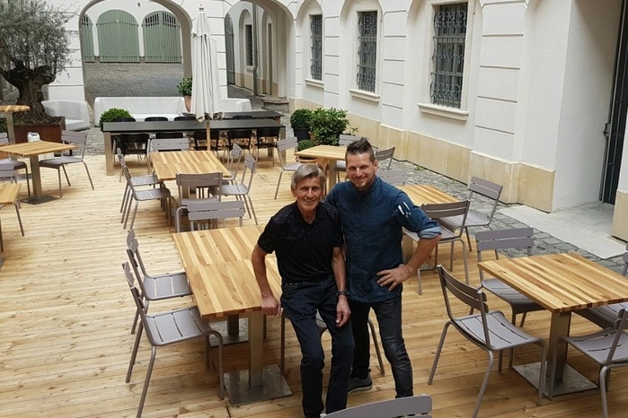 Schmidhofer im Palais: Günther Plattner und Herbert Schmidhofer bitten in der Sackstraße 16 auch im Hof zu Tisch.