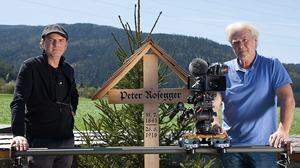 Regisseur Günter Schilhan (li) und Kameramann Erhard Seidl am Grab Peter Roseggers in Krieglach