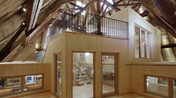 Im Kollerhof gibt es viel zu entdecken, im hoch aufragenden Dachboden sogar ein ganzes Haus.