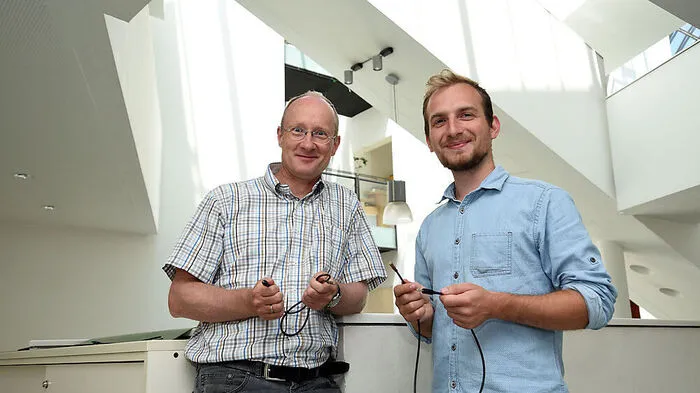 Oliver Sass (l.) und Benjamin Schrei haben eine handliche und günstige Feuchtesonde entwickelt, um die Folgen des Klimawandels an Gebäuden zu beobachten