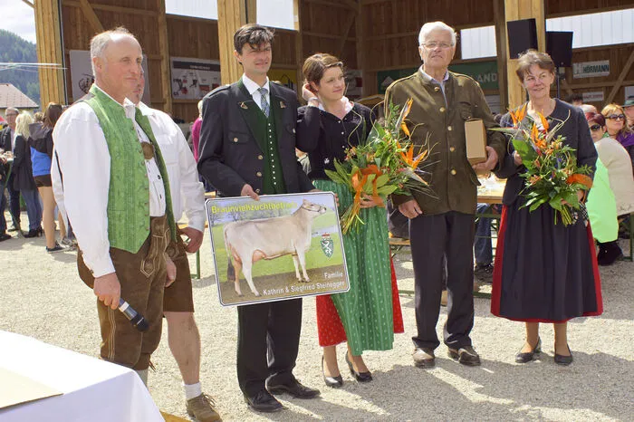 Siegfried Steinegger (2. v. l.) und seine Familie konnten bei herrlichem Wetter mehr als 1000 Besucherinnen und Besucher auf ihrem Hof begrüßen.