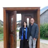 Ana Grilc und Daniel Mešnik beim Tor der Erinnerung, das zu einem Hof führt, von dem 1942 Menschen deportiert wurden