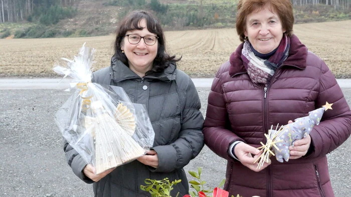 Die Bänderhuttrachtengruppe Hochosterwitz/St. Sebastian lud am Sonntag unter Obfrau Ingrid Schusser und Stellvertreterin Veronika Gangl (von links) zum ersten Adventmarkt. 