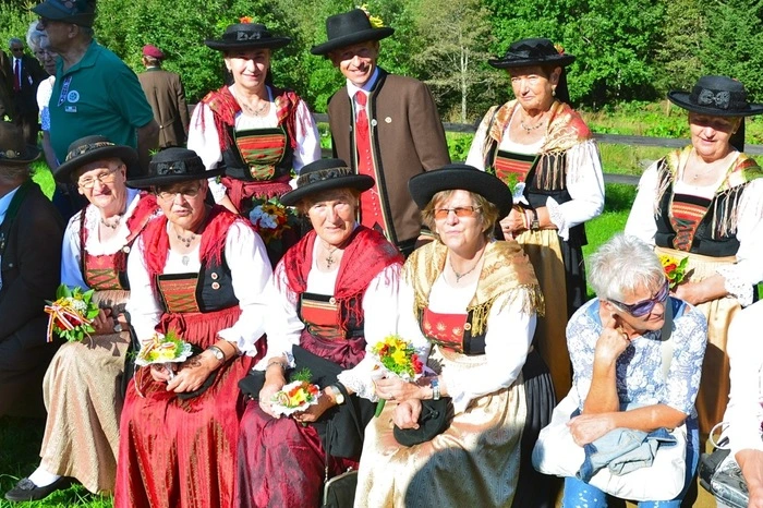 Zahlreiche Traditionsverbände nahmen an der Feier teil.