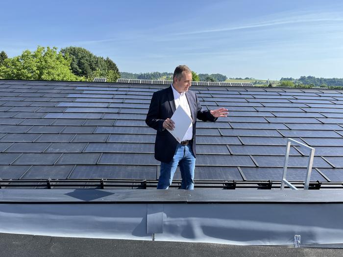 Geschäftsführer Roland Paar vor dem Musterdach mit dachintegrierte Photovoltaik