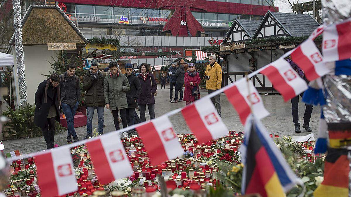 Blumen und Kerzen erinnern am Breitscheidplatz an die Bluttat.