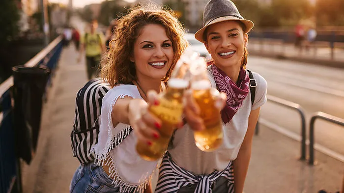 Fast jede zweite Frau trinkt Bier gerne in Gesellschaft