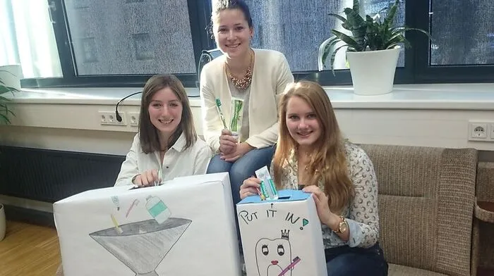 Veronika Mair, Melanie Huber und Christina Klammer sammeln mit ihren Klassenkolleginnen aufgebrauchte Zahnpflegeprodukte