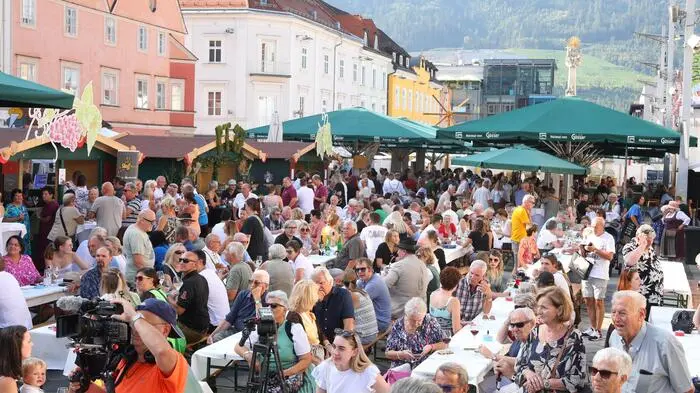 Samstag war der Hauptplatz in Leoben der Mittelpunkt des steirischen Weins. 40 Winzerinnen und Winzer kredenzten ihre edlen Weine, sehr zur Freude der mehr als Tausend Besucherinnen und Besucher. 
