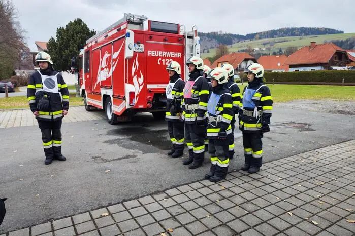 Ein Bewerterteam unter der Leitung von Gerald Steng, Karl Regula sowie Bereichsfeuerwehrkommandant-Stellvertreter Walter Stöckl übernahm die Abnahme der Leistungsüberprüfung.