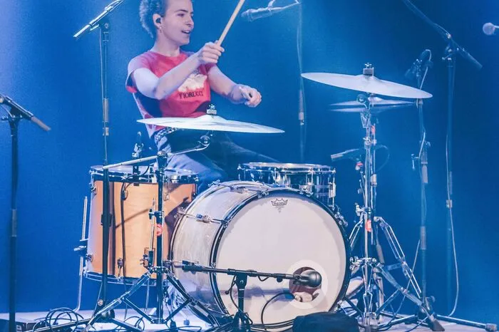 Kathrin Kolleritsch treibt das Set mit kräftiger Stimme und nicht minder kraftvollen Drums nach vorne.