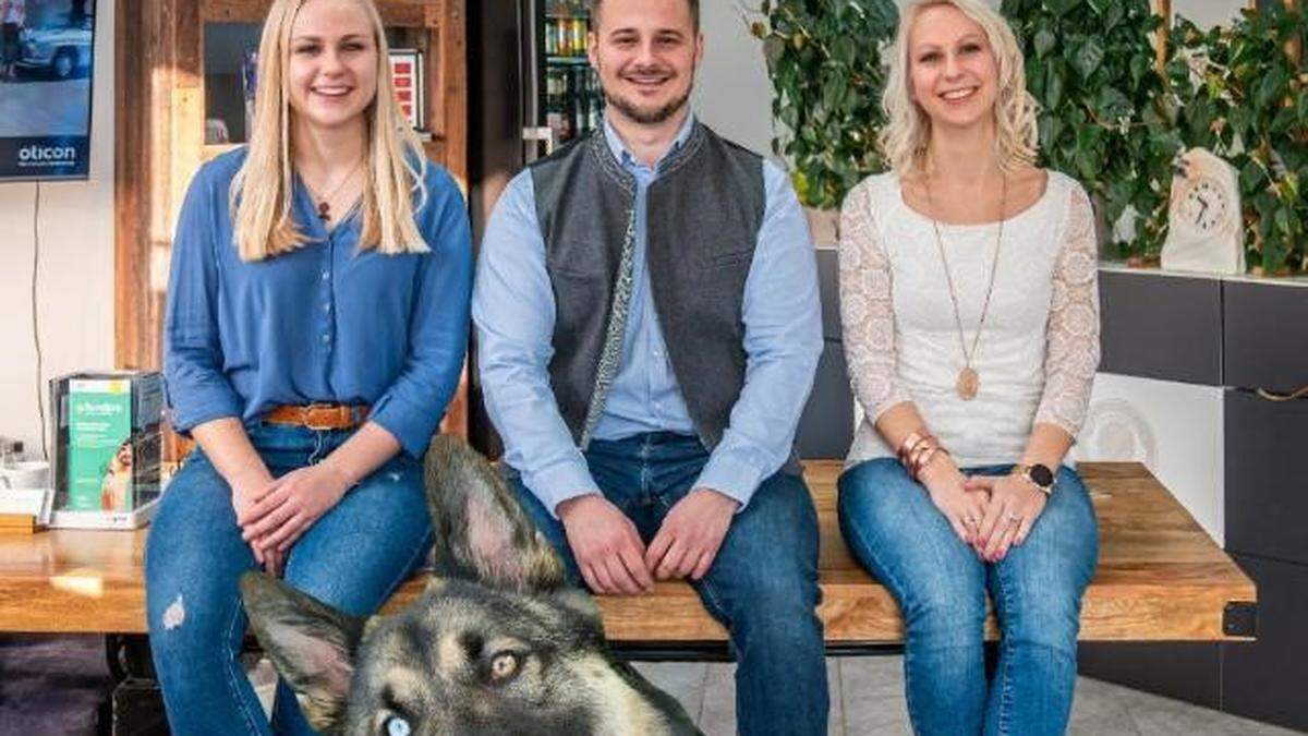 Stefan Marchl, Inhaber und Hörakustik-Meister (m.), mit Jacqueline Preschan, Hörakustik-Meisterin (r.), und Denis Gaar, Hörakustikerin in Ausbildung (l.)