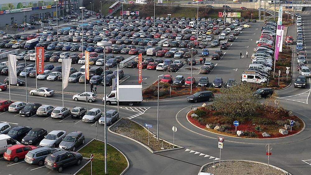 Autos auf asphaltierten Einkaufs-Parkplätzen: Symbolbild für den Flächenfraß