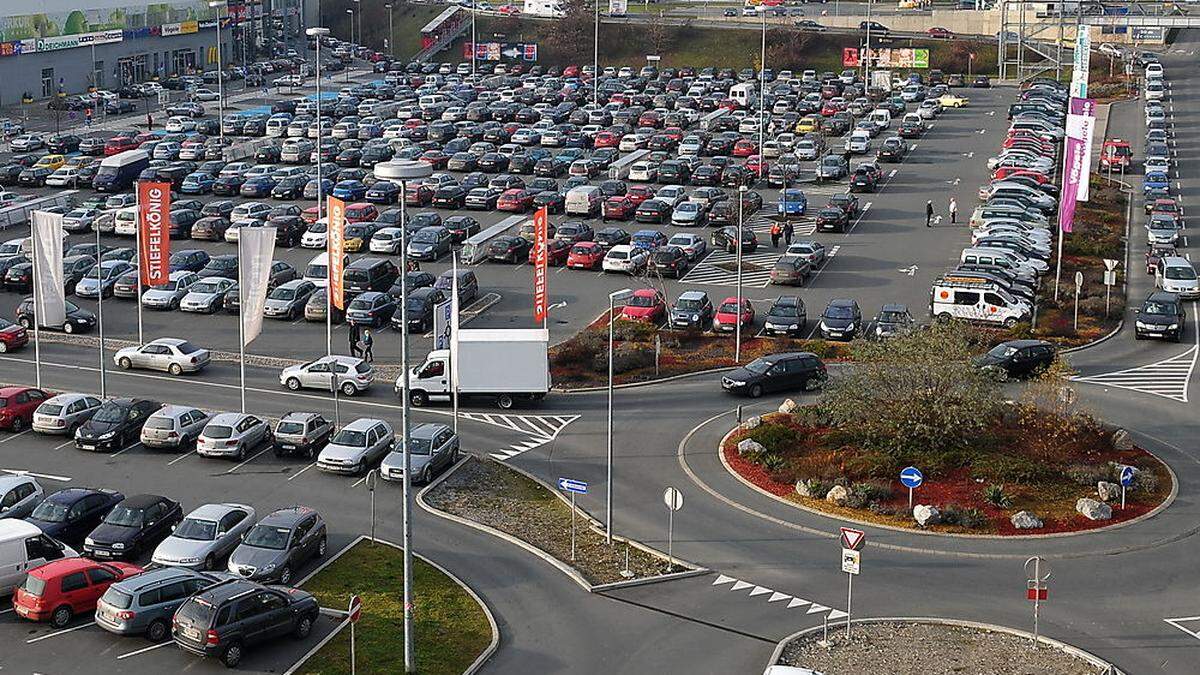 Autos auf asphaltierten Einkaufs-Parkplätzen: Symbolbild für den Flächenfraß