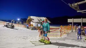 Im Skieldorado Hrast trainieren abends bei Flutlicht zahlreiche Skiteams