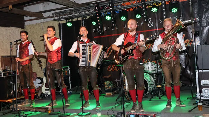 Für Stimmung und viel Spass sorgten  die „Jungen fidelen Lavantalern“ (am Foto) und das „Kärntner Schilehrer Trio“ mit VOLTE bis in die frühen Morgenstunden!