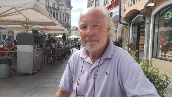Karl Heissenberger – Teehaus Heissenberger:"Ich nehme die Situation, so wie sie kommt, wie bisher auch. Wenn ein Mitarbeiter positiv ist, werde ich ihn nach Hause schicken. Das ist ein ganz normaler Krankenstand, denn wenn jemand krank ist, muss er nach Hause. Auf die Gäste haben die neuen Regeln denke ich keine Auswirkungen. Ich würde sagen, wir sollten abwarten, was im Herbst und Winter auf uns zukommt. Die Impfung ist wichtig und die Maskenpflicht, sobald annähernd wieder notwendig, begrüße ich das auch."