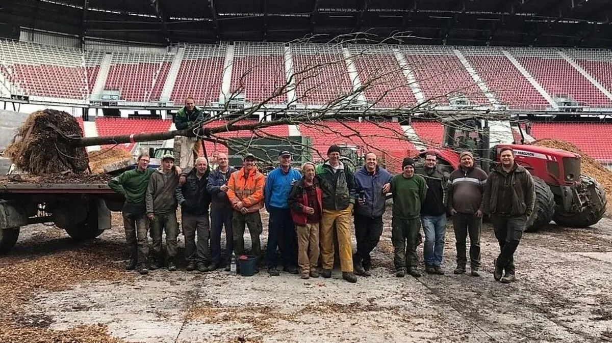 Am Samstag brachten die Arbeiter den letzten Baum aus dem Stadion