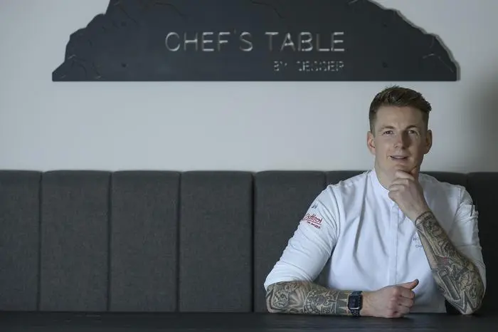 Zusammen mit seinem Bruder Markus führt Clemens Gesser das gleichnamige Hotel in Sillian in dritter Generation. 1954 wurde der Betrieb von Gessers Großeltern gegründet