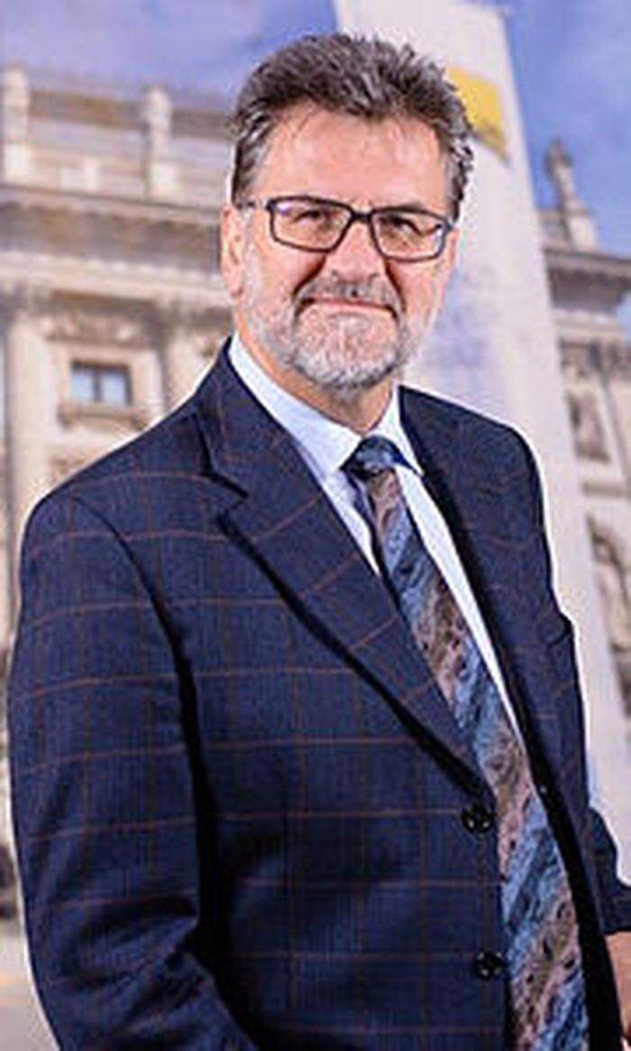 Hubert Isak ist Jurist und Professor für Völkerrecht und Europarecht am Institut für Europarecht an der Universität Graz. 