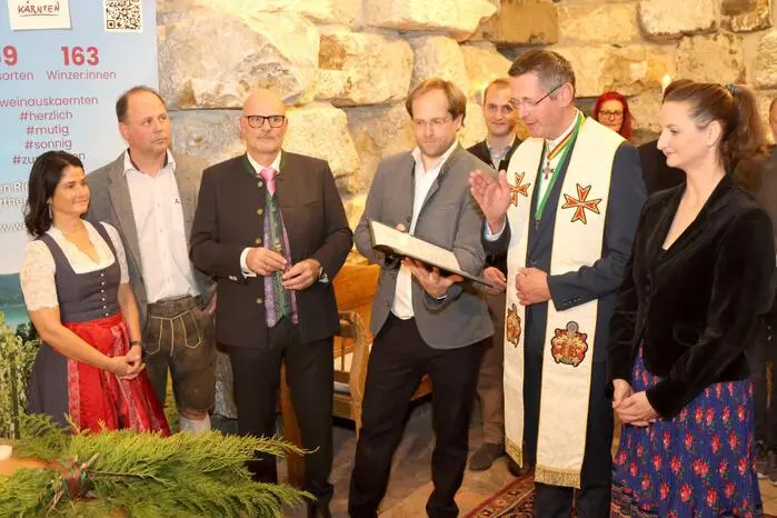 Übrigens: Der edle Tropfen, welcher von Dompfarrer Peter Allmaier auf den Namen „Golden Hour“ gesegnet wurde, stammt vom Weingut Iris und Stefan Auer (links) aus der Gemeinde St. Georgen Längsee. Und als Taufpatin konnte Livia Graf-Bechler (rechts), Graf-Filmproduktion- Geschäftsführerin, gewonnen werden. 