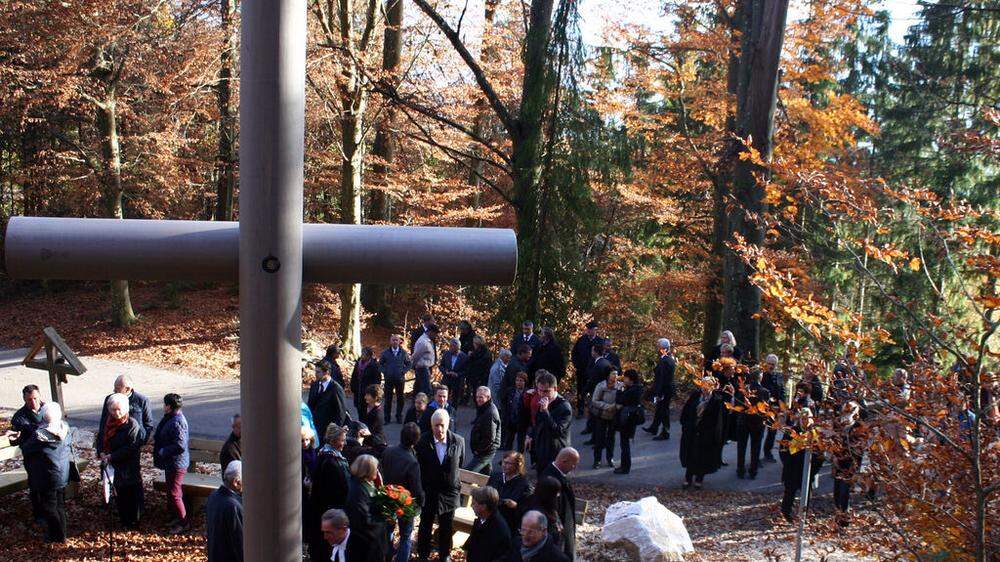 Zahlreiche Besucher waren bei der Einsegnung des Waldfriedhofs