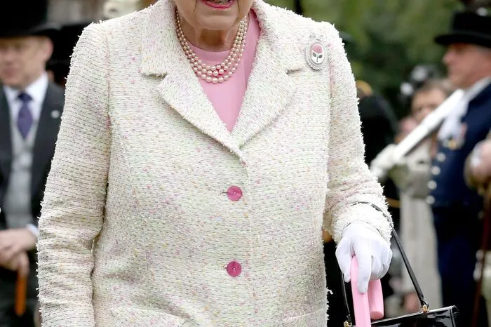 ... die Queen setzte bei ihrer schottischen Sommergarderobe auf Rosa - natürlich waren Schirm und Hut auf die Farbe des Kleides abgestimmt.