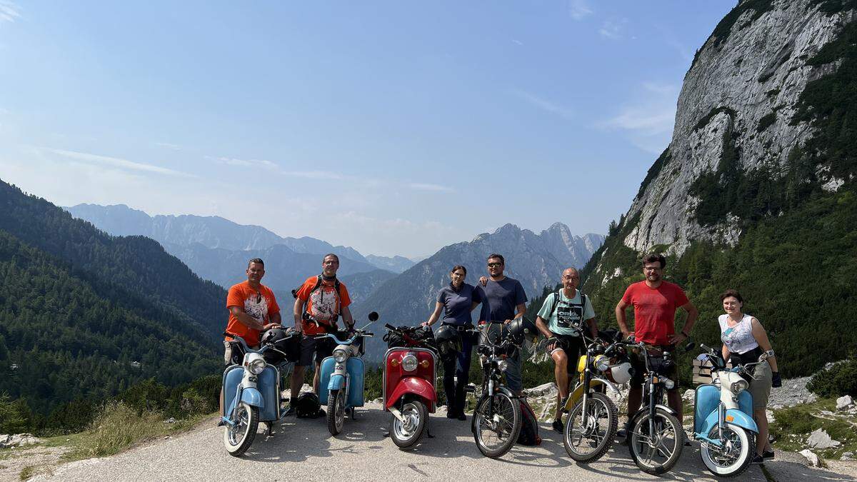 Die sieben Moped-Urlauber vor einer atemberaubenden Kulisse