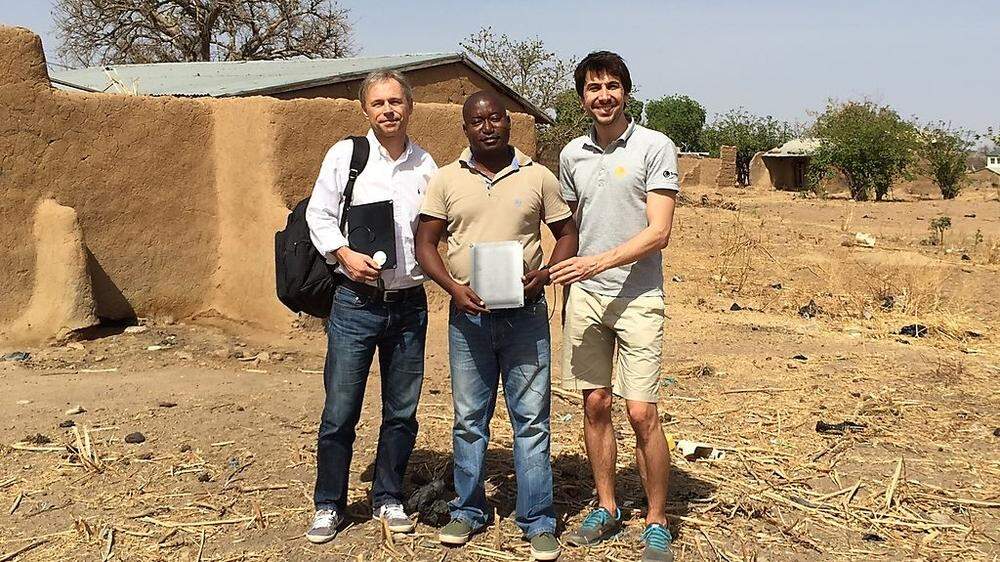 Sunnybag-Boss Stefan Ponsold (rechts) in Ghana mit Klaus Tritscher (Entri Consulting) und Frank Adabre