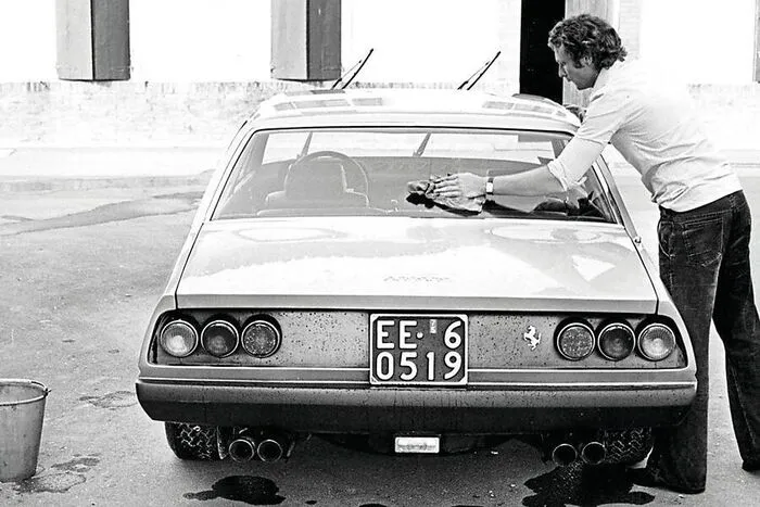 Der Rufpreis für den viersitzigen Ferrari liegt bei 30.000 Euro - wie so oft bei einem prominenten Vorbesitzer ist der tatsächliche Preis äußerst schwer zu schätzen. Gebote können jedenfalls ab dem 18. November abgegeben werden, am 7. Dezember kommt der Gran Turismo dann in Vösendorf unter den Hammer.