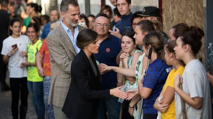 Agentur Archive - document view Drei Tage nach dem verheerenden Unwetter auf Mallorca hat Spaniens Königspaar die verwüstete Region auf der Urlaubsinsel besucht. König Felipe und Königin Letizia trafen am Freitag Bewohner von Sant Llorenç des Cardassar, einer der am schwersten zerstörten Städte, und sahen sich beschädigte Häuser an. 