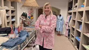 Modedesignerin Theresa Schöffel betreibt ein Geschäft mitten in Stainz. Durch die Baustelle im Sommer fürchtet sie weniger Kunden und Umsatzeinbußen