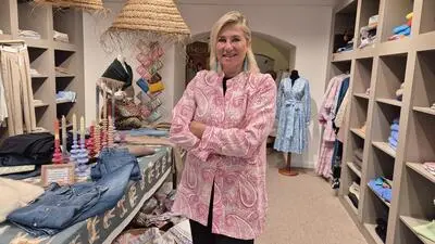 Modedesignerin Theresa Schöffel betreibt ein Geschäft mitten in Stainz. Durch die Baustelle im Sommer fürchtet sie weniger Kunden und Umsatzeinbußen