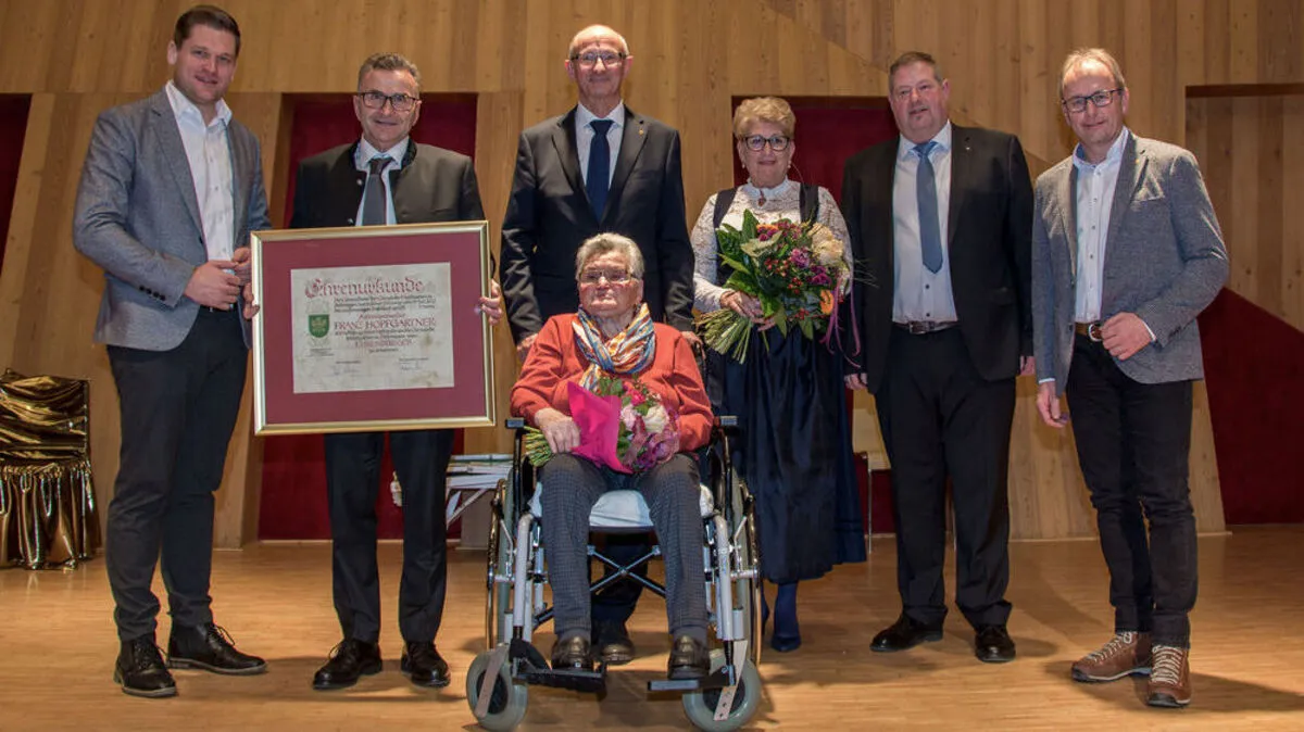 Bundesrat Markus Stotter, Ehrenbürger Altbürgermeister Franz Hopfgartner, Landeshauptmann Anton Mattle, Mutter Karolina Hopfgartner, Gattin Hilde Hopfgartner, Bürgermeister Markus Tönig, Landtagsabgeordneter Martin Mayerl