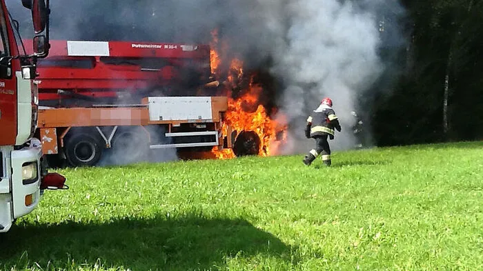 Der Lastwagen wurde ein Raub der Flammen
