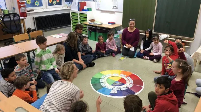 In der Familienklasse der Volksschule I wird altersübergreifend (Volksschule, 1. Klasse und 2. Klasse) unterrichtet.