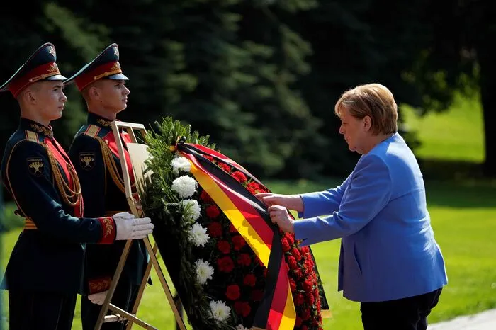Kurz zuvor hatte die CDU-Politikerin einen Kranz am Grab des Unbekannten Soldaten in Moskau niedergelegt. Merkel erinnerte daran, dass vor 80 Jahren Hitler-Deutschland die Sowjetunion überfallen hatte. Die Sowjetunion hatte im Zweiten Weltkrieg 27 Millionen Tote zu beklagen.