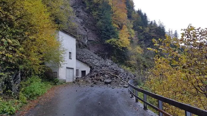 An der Ebriacher Klamm knapp vor der Zufahrt in das ehemalige Steinbruchgelände des Diabasabbaues Ebriach, hat sich am Freitag auf der Trögener Straße ein Felssturz ereignet.