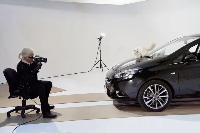 Die Katze auf dem heißen Blechdach. Auch für den Kalender eines Autoherstellers stand das Schmuskätzchen Modell. Fotograf war Herrchen und Modezar Karl Lagerfeld persönlich.